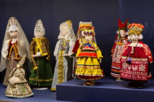 Красный сарафан, скатерть-снежинка и русалки-фараонки