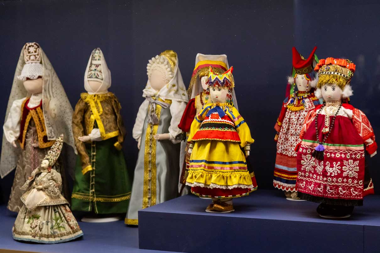 Для самых маленьких членов семьи источником знаний о традициях издревле служили игрушки