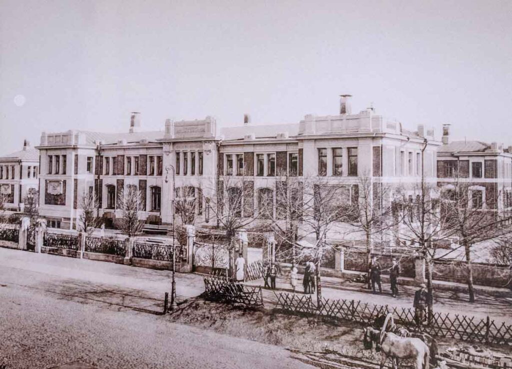Городская детская больница им. В.Е. Морозова со стороны 4-го Добрынинского переулка. 1910-е годы