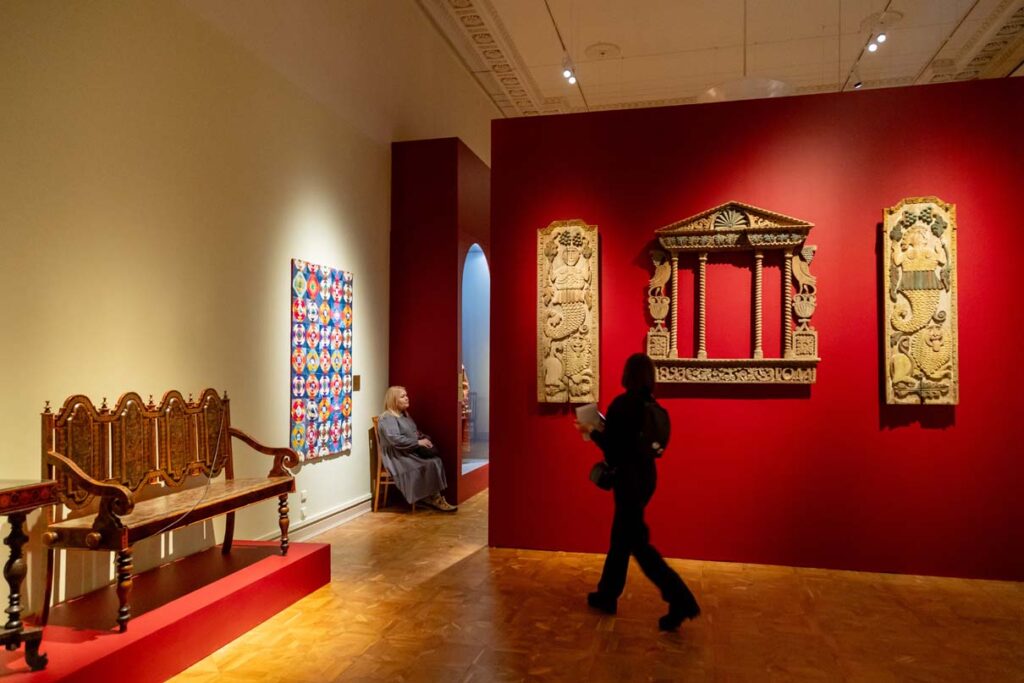 Фрагменты волжских барок поступили из коллекции художницы Татьяны Мавриной. Для кораблей мастера часто выбирали образ русалки-фараонки