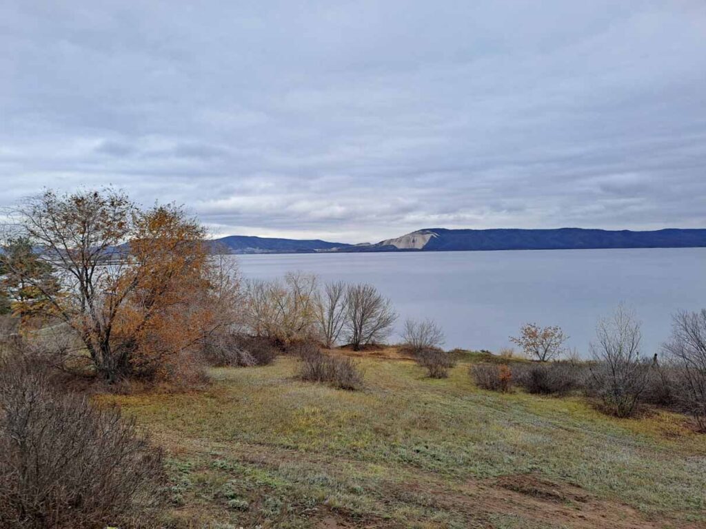 Вид на Волгу и Жигулевские горы от памятника Татищеву