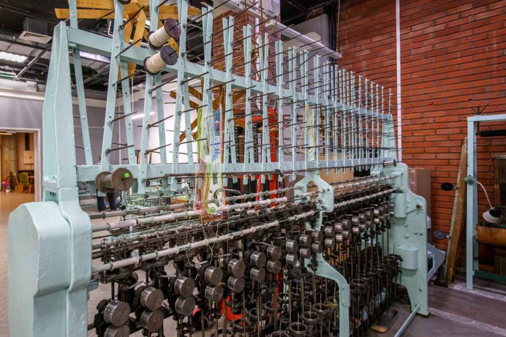 Крутильная машина для скручивания нитей