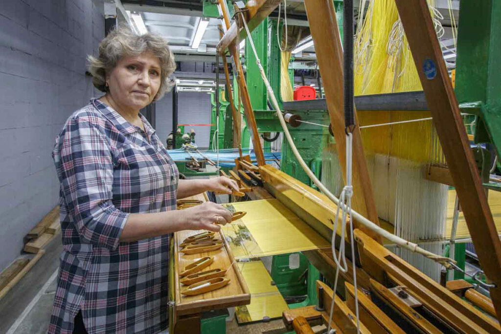 Через волшебные руки главного реставратора Нины Александровны Жамновой проходят почти все заправки станков