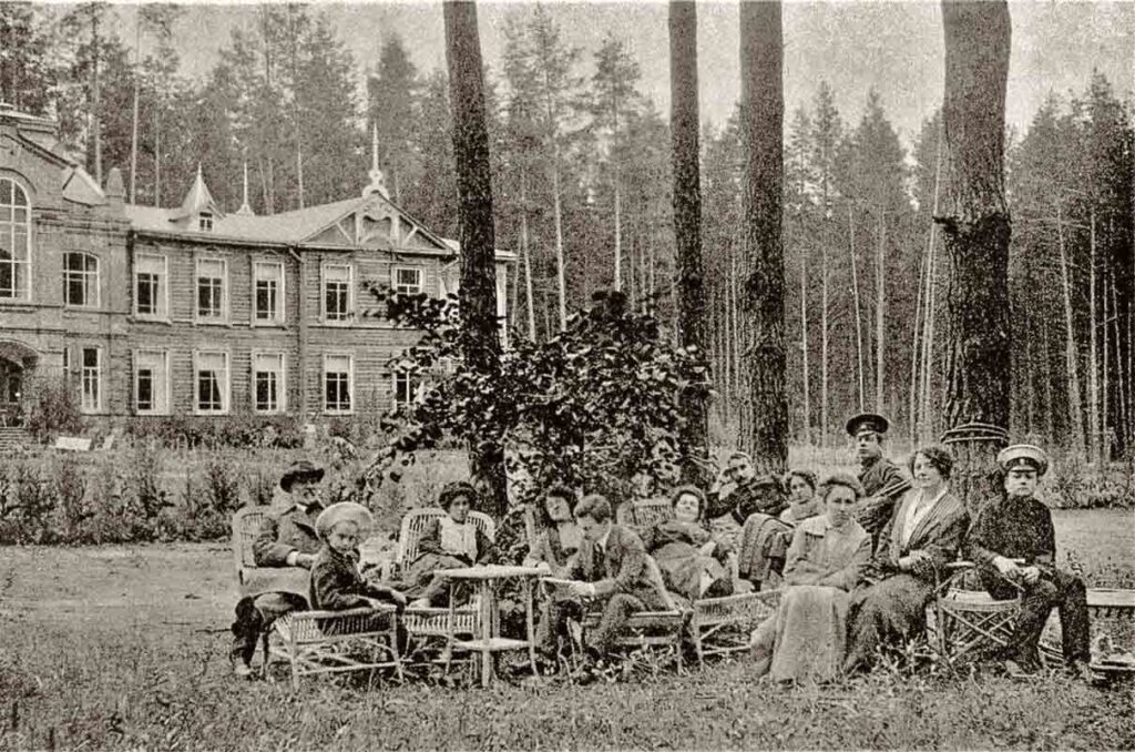 Отдыхающие в санатории "Лесное". Начало ХХ века