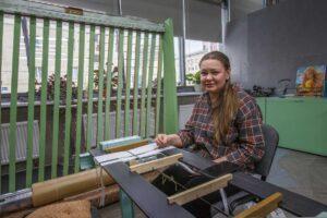 Реставратор Елена Анатольевна Полякова за работой