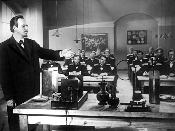 Александр Попов демонстрирует радиоприемник