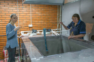 Реставраторы Ольга Геннадьевна Талкушкина и Ольга Дмитриевна Казакова