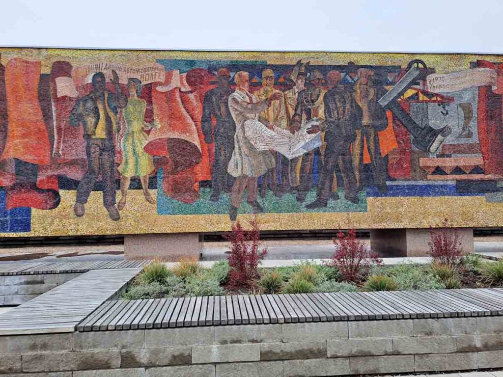 Мозаичное панно "Радость труда". Фрагмент. Художник Ю.К. Королев, архитектор Б.Р. Рубаненко