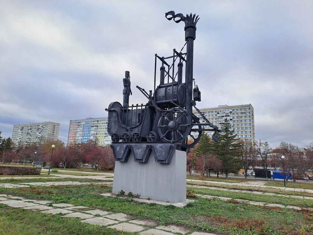 Паровоз. Декоративно-скульптурная композиция из серии "Транспорт" в парке Автозаводского района