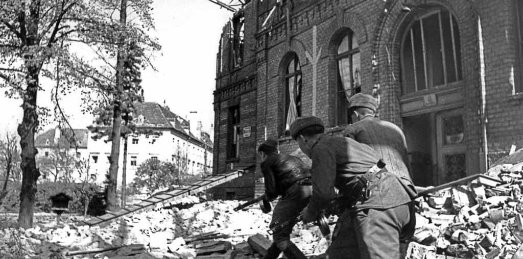 Советские автоматчики во время боя на окраине Вены. Леонид Бернштейн. 1945 год
