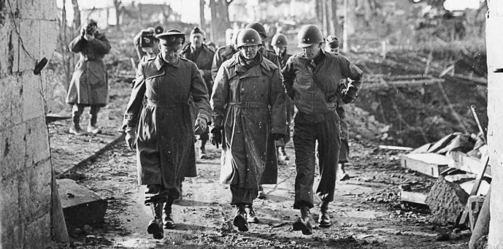 Генералы армии США Омар Брэдли, Дуайт Эйзенхауэр и Джордж Паттон.