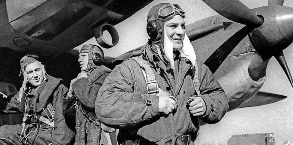 Экипаж советского бомбардировщика Пе-2 перед вылетом на Берлин