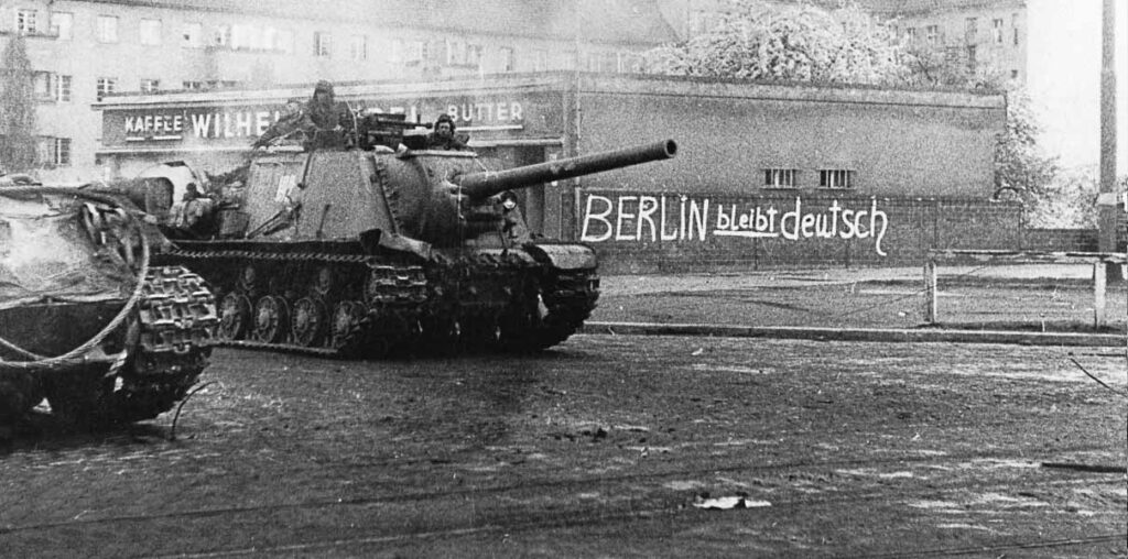 ИСУ-122 № 192 в пригороде Берлина