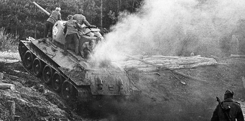 Советский танк Т-34-85 форсирует один из каналов под Берлином