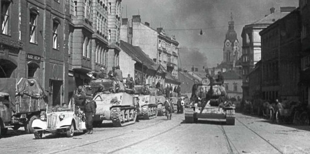 Советские танки на улицах освобожденного города