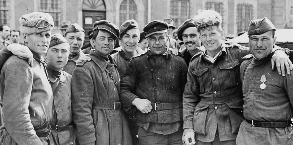 Группа советских солдат с освобожденными австралийскими военнопленными в немецком городе Виттенберг. 30.04.1945.