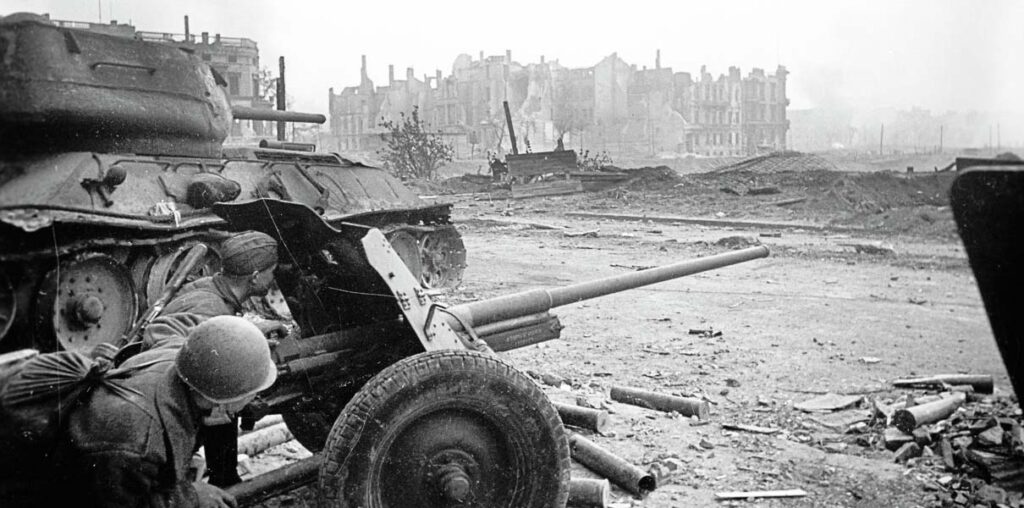 Расчет советской 45-мм пушки М-42 в бою на улице Берлина у танка Т-34-85