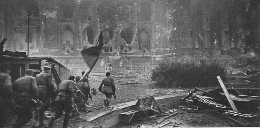 Советская штурмовая группа движется к Рейхстагу. Май 1945 года.