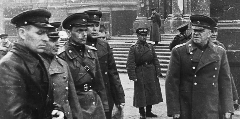 Командующий 1-м Белорусским фронтом маршал Георгий Константинович Жуков (1896—1974) c группой офицеров у Рейхстага.