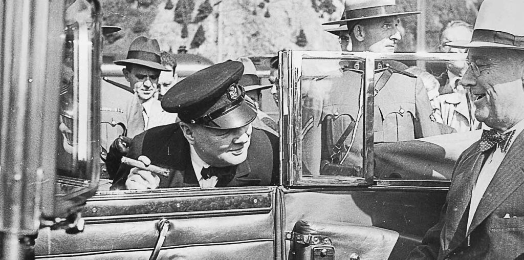 У. Черчилль приветствует президента США Ф. Рузвельта во время второй Квебекской конференции