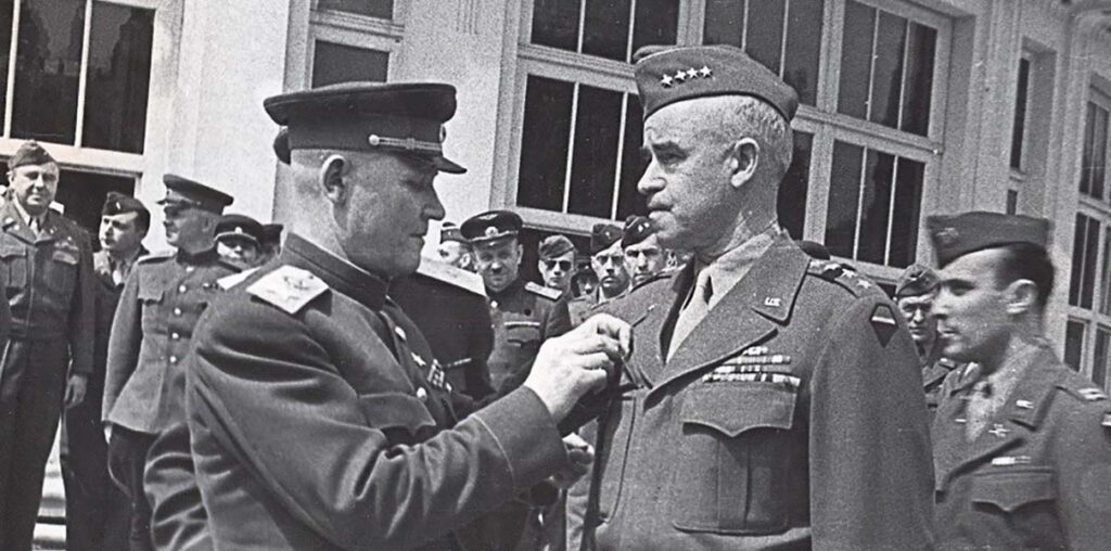 Маршал Конев вручает американскому генералу Брэдли орден Суворова в Бад-Вильдунгене