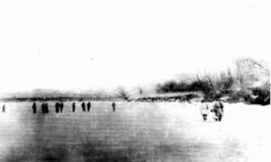 Китайские солдаты и советские пограничники (справа)