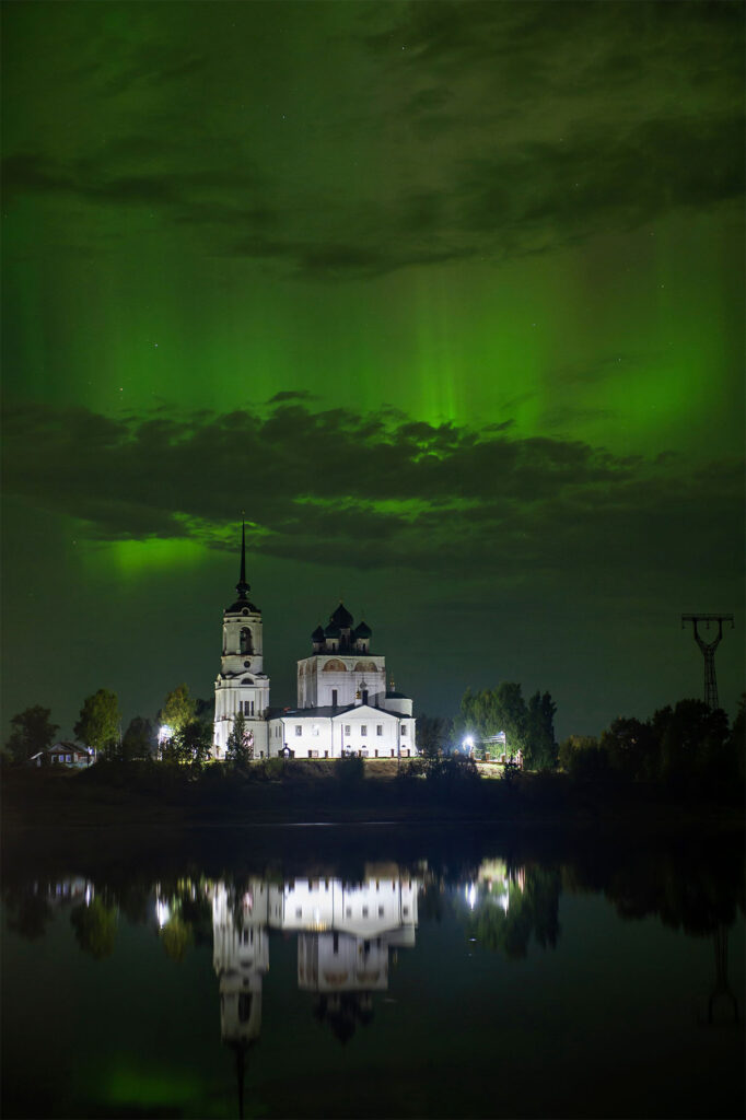 "Благовещенский собор в Сольвычегодске под северным сиянием", Алексей Шехонин