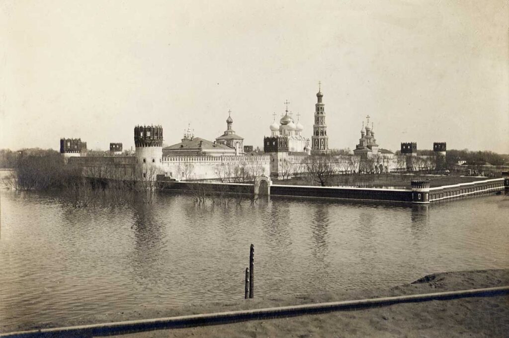 Москва. Новодевичий монастырь в наводнение 1908 года