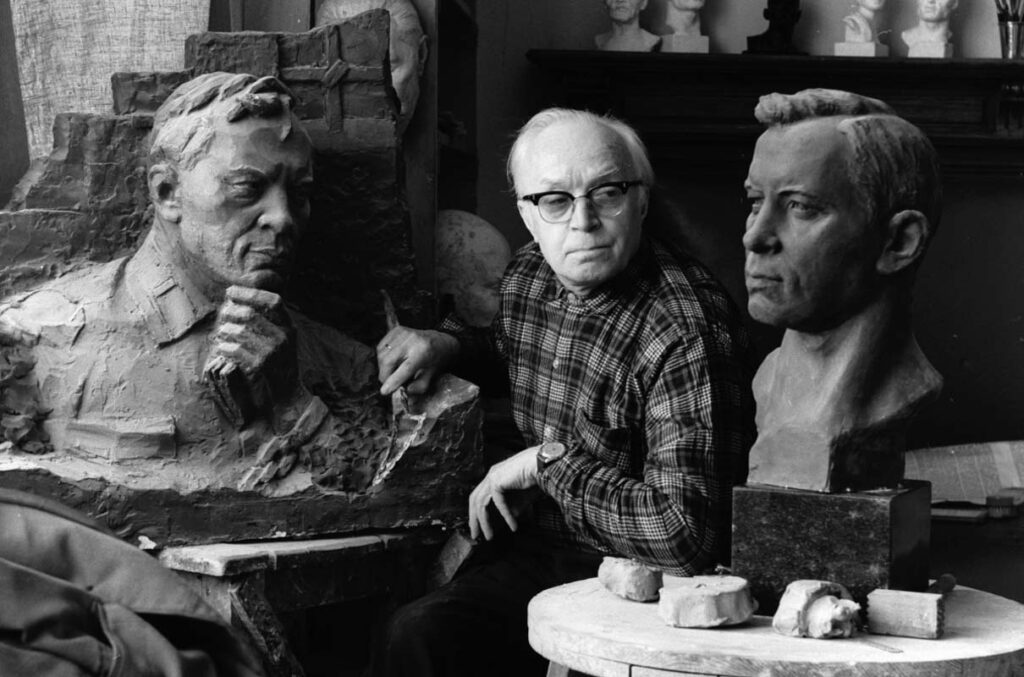 Sadri Salakhovitch Akhoun, artiste du peuple de la RSSA tatare, travaille à des sculptures portrait du poète Moussa Djalil