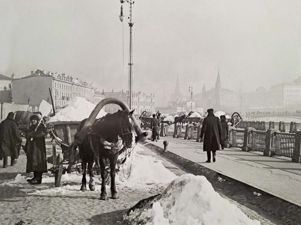 Уборка снега на набережной Москвы-реки у храма Христа Спасителя. Начало ХХ века