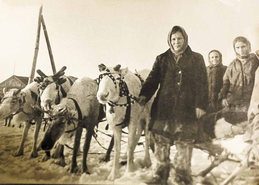 On the way to the tundra. In the foreground: Anisya Antonovna Yuryeva.
