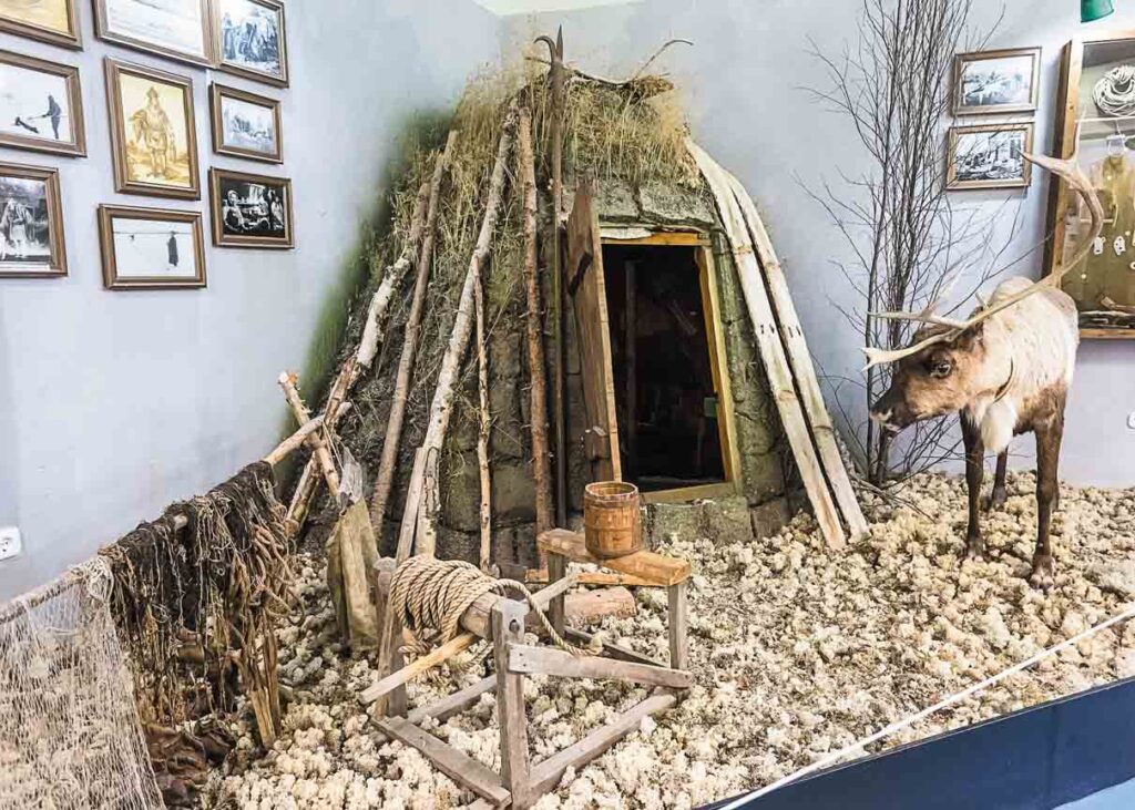 Today, the vezh — the ancient dwelling of the Sámi — can only be seen in museums and photographs.