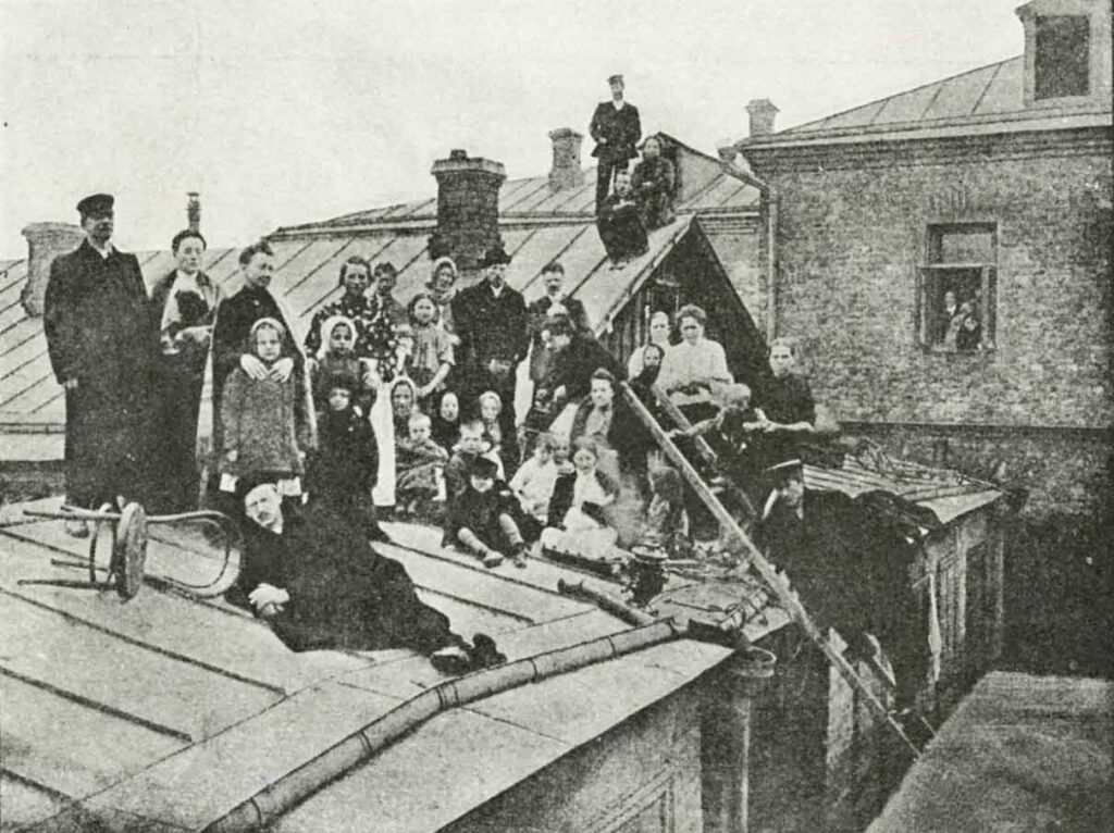 Пасха на крыше. Разговение жителей затопленного Ушаковского переулка