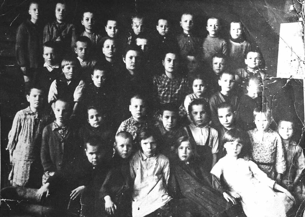 Matriona Volskaïa avec des élèves de l'école de Smolki. 1946