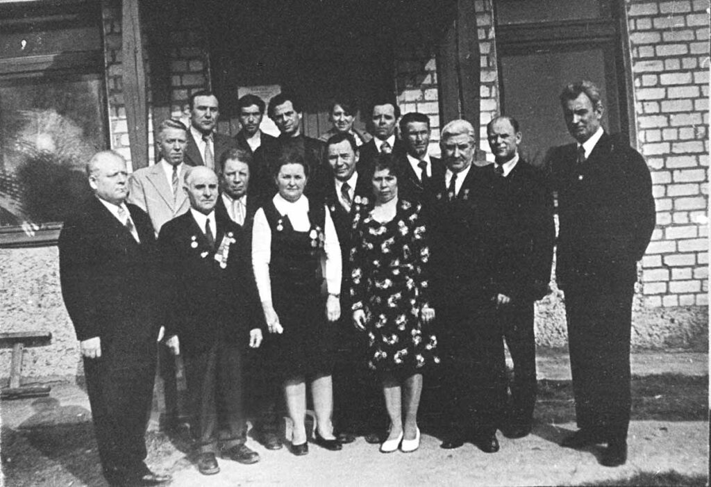 The first meeting of former teenagers and partisans in Smolki, 1976. Matryona Volskaya is in the center, wearing a dark dress.