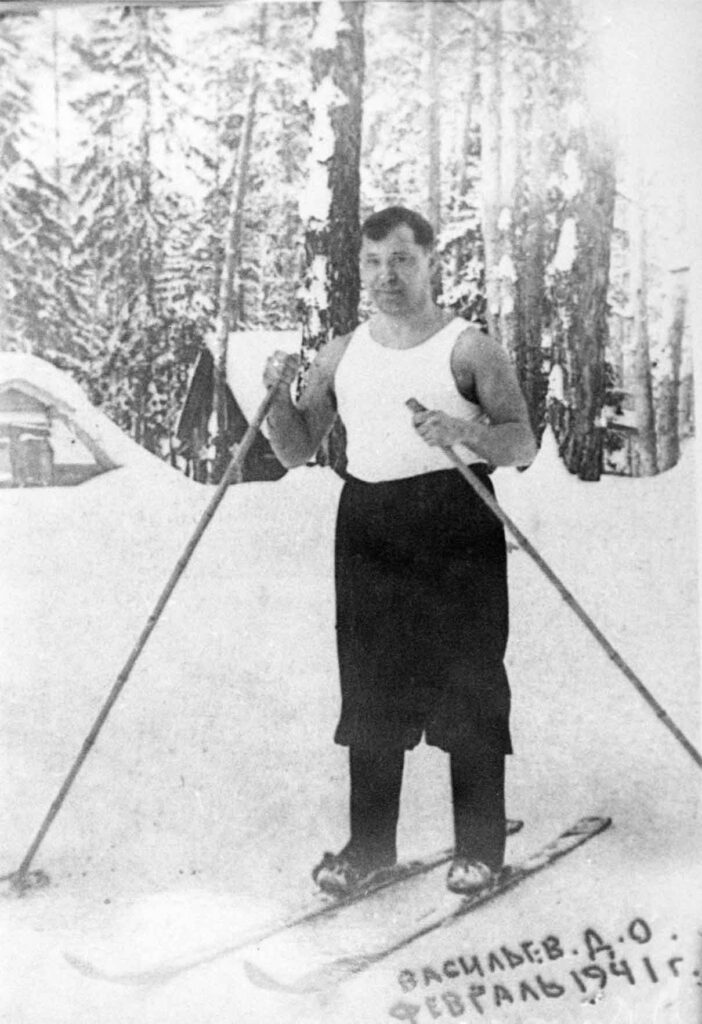 Musa Jalil on a skiing trip. 1941
