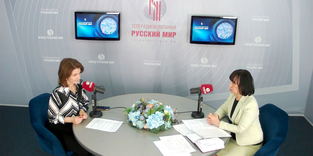 Прямой эфир «Акцент на диалог» в студии студии ТРК «Русский мир»