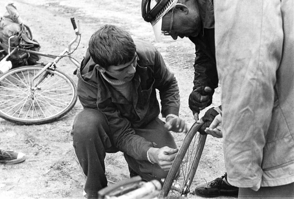 Même à vélo, le chemin de 200 kilomètres à travers les forêts de la région de Smolensk s'est avéré difficile (randonnée de 1990)