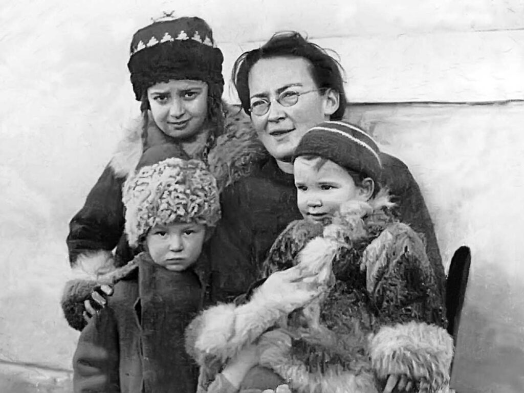 Elizaveta Yuryevna Skobtsova avec ses enfants Yura, Gayana et Nastya à Paris