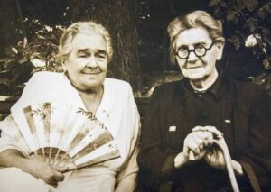 O.L. Knipper-Tchekhova et M.P. Tchekhova furent les deux femmes chères au cœur de l'écrivain