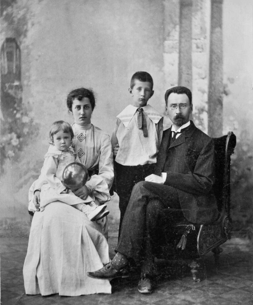 Юра Бахрушин с родителями и сестрой. 1908 год