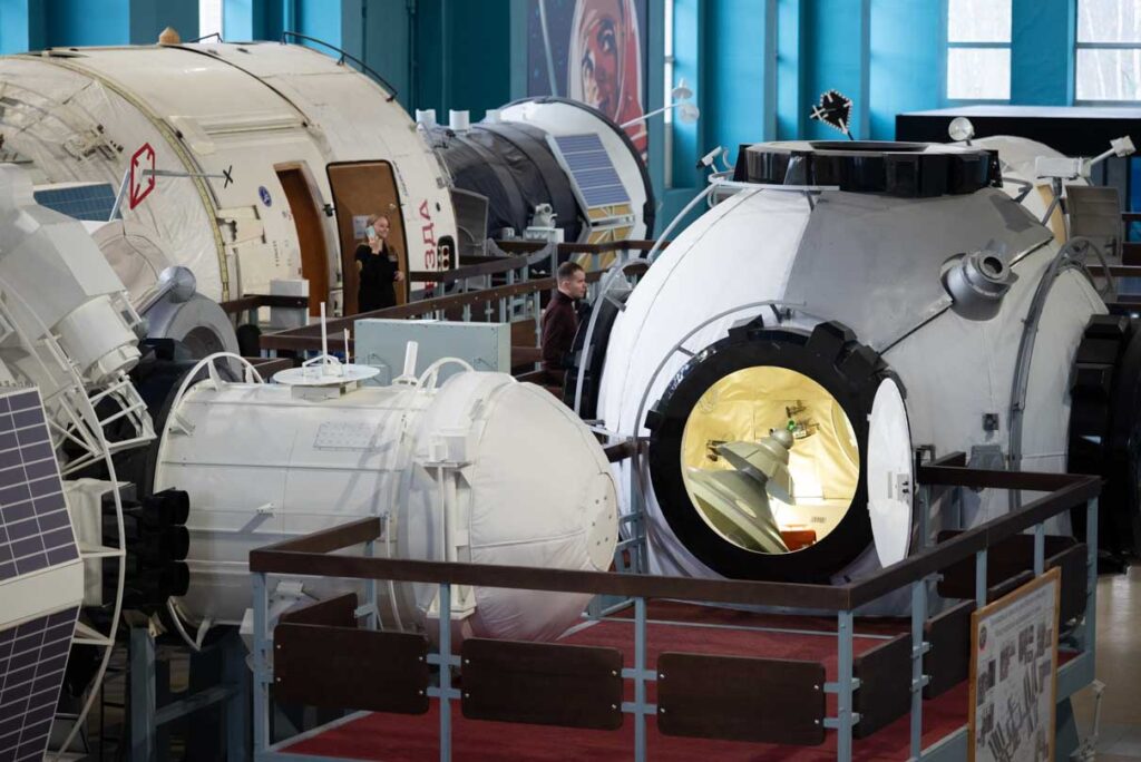 В зале тренажеров российского сегмента МКС кипит работа