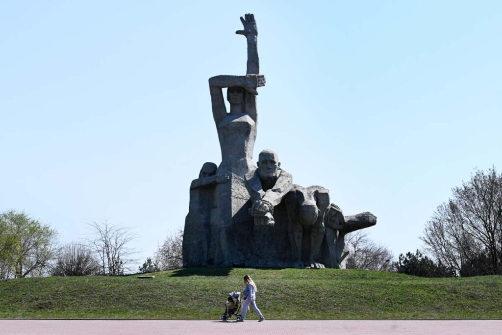 Скульптурная композиция на территории Мемориального комплекса жертвам фашизма «Змиевская балка»