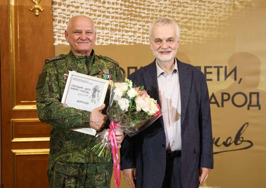 Поэт-фронтовик Олег Прусаков (позывной Дырокол) и писатель, ректор Литературного института, председатель жюри конкурса Алексей Варламов