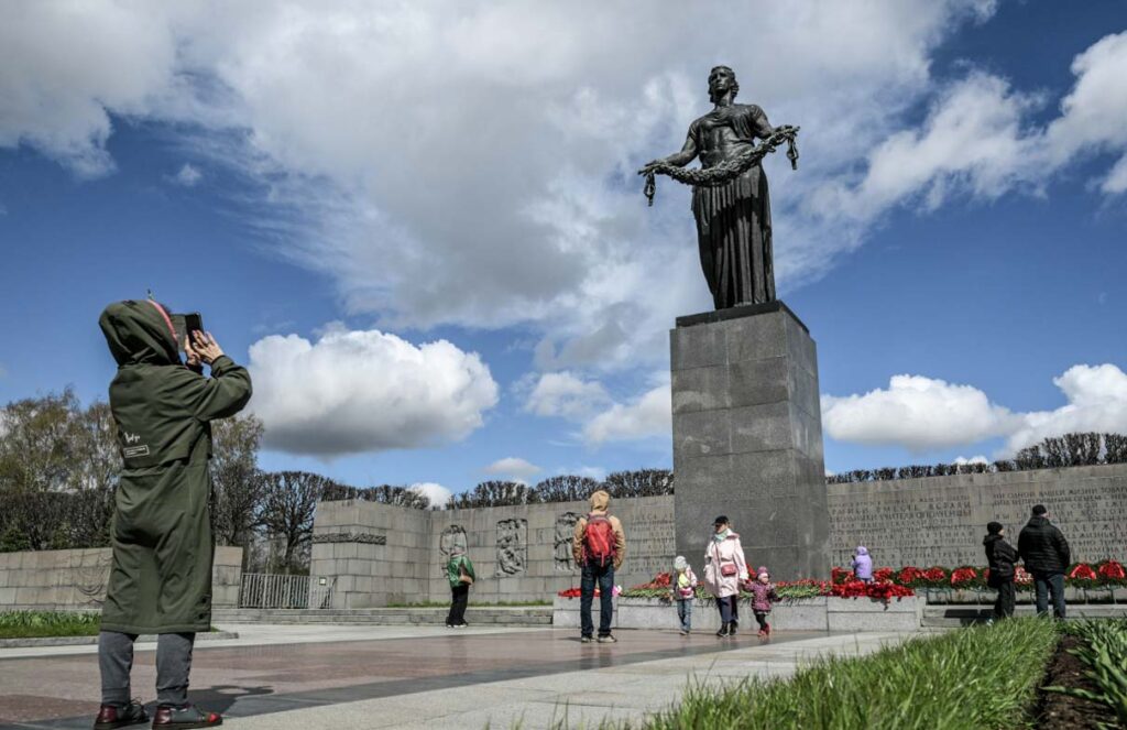 Монумент «Мать-Родина» на Пискаревском мемориальном кладбище в Санкт-Петербурге