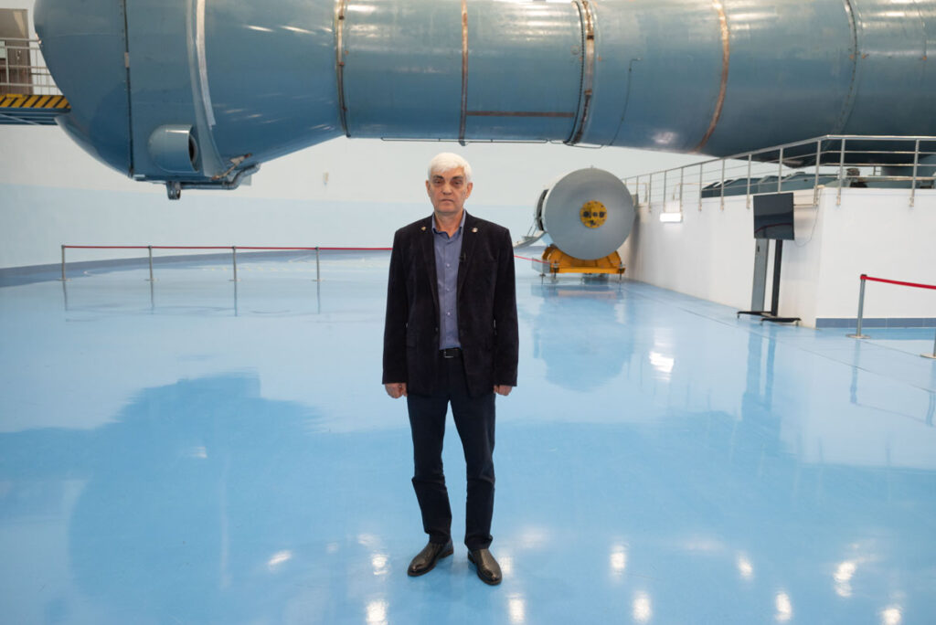 Владимир Киршанов на фоне огромной ЦФ-18