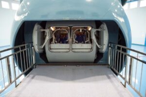 Рабочее место кандидатов в космонавты в ЦФ-18 имитирует кабину космического корабля