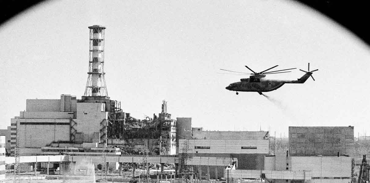 Вертолет над разрушенным реактором Чернобыльской АЭС