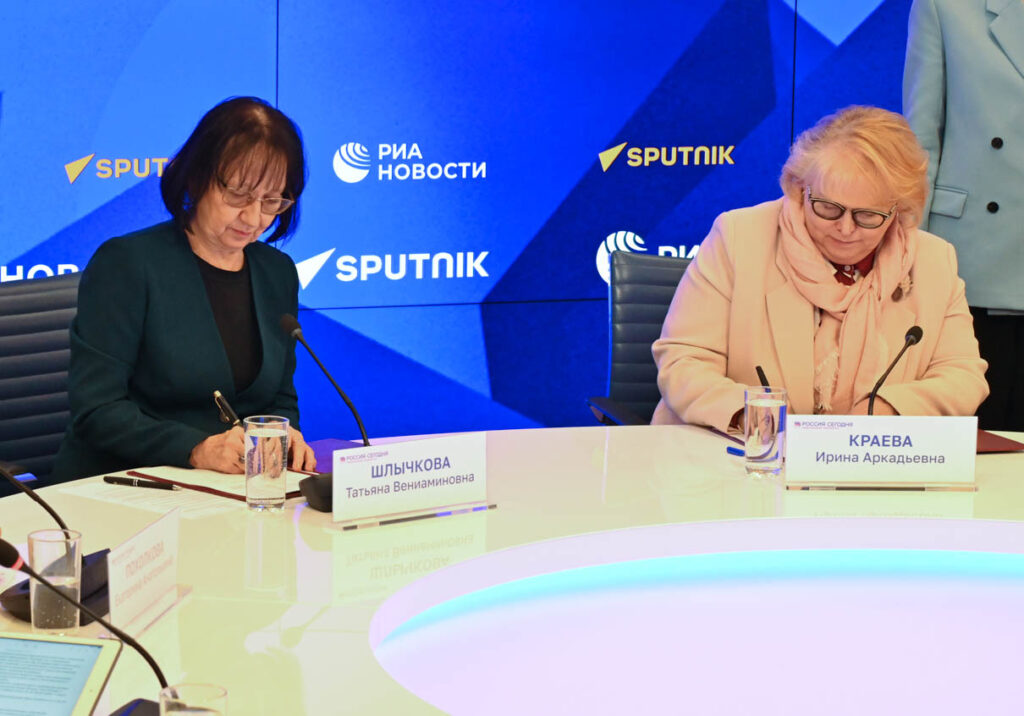 Татьяна Шлычкова и Ирина Краева подписывают обновленное соглашение о сотрудничестве фонда «Русский мир» и МГЛУ