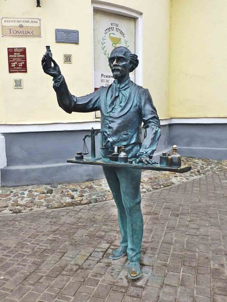 Скульптура аптекаря в центре Владимира